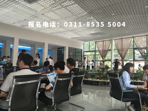 石家莊鐵路職業(yè)技工學(xué)校學(xué)費一年多少？
